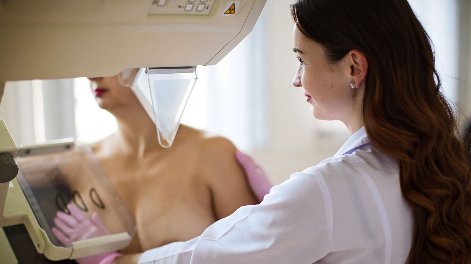 Alle zwei Jahre werden Frauen zwischen 50 und 69 Jahren zur Mammografie gebeten.Foto: Adobe-Stock/Myroslava Alle zwei Jahre werden Frauen zwischen 50 und 69 Jahren zur Mammografie gebeten.Foto: Adobe-Stock/Myroslava