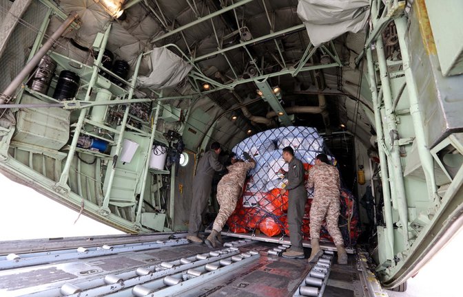 Aus aller Welt treffen Hilfsgüter und Medikamente in Libyen ein. Hier wird auf dem Flughafen der jordanischen Hauptstadt Amman eine Frachtmaschine beladen, die nach Bengasi fliegt.<span class='image-autor'>Foto: Mohammad Abu Ghosh/XinHua/dpa</span>