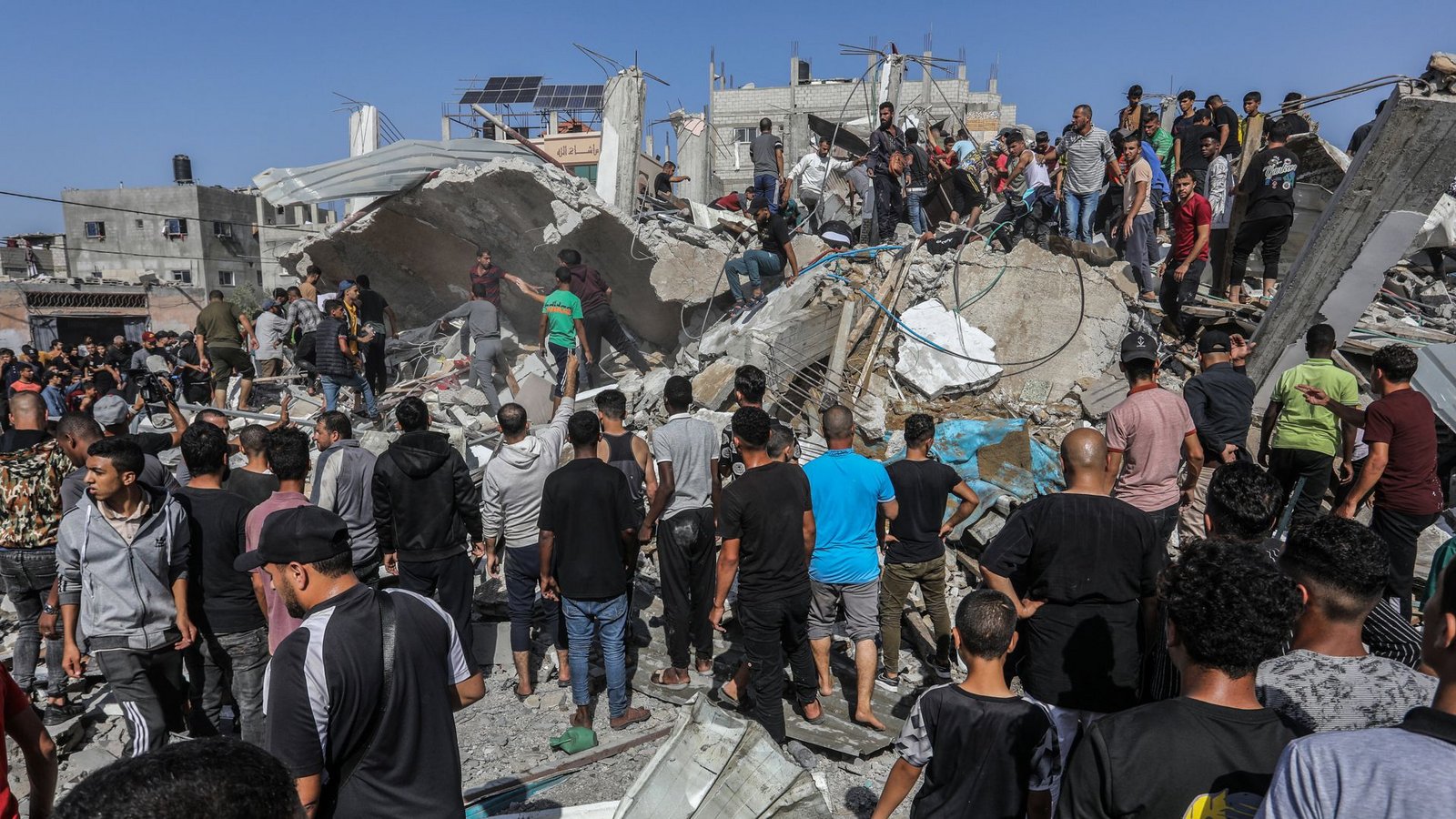 Palästinenser inspizieren ein zerstörtes Haus nach einem israelischen Luftangriff.Foto: dpa/Abed Rahim Khatib Palästinenser inspizieren ein zerstörtes Haus nach einem israelischen Luftangriff.Foto: dpa/Abed Rahim Khatib