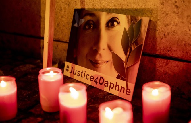 Ein Schild vor der maltesischen Botschaft erinnert  an die  ermordete maltesische Investigativjournalistin Daphne Caruana Galizia (Archivfoto).<span class='image-autor'>Foto: Christoph Soeder/dpa/Christoph Soeder</span>