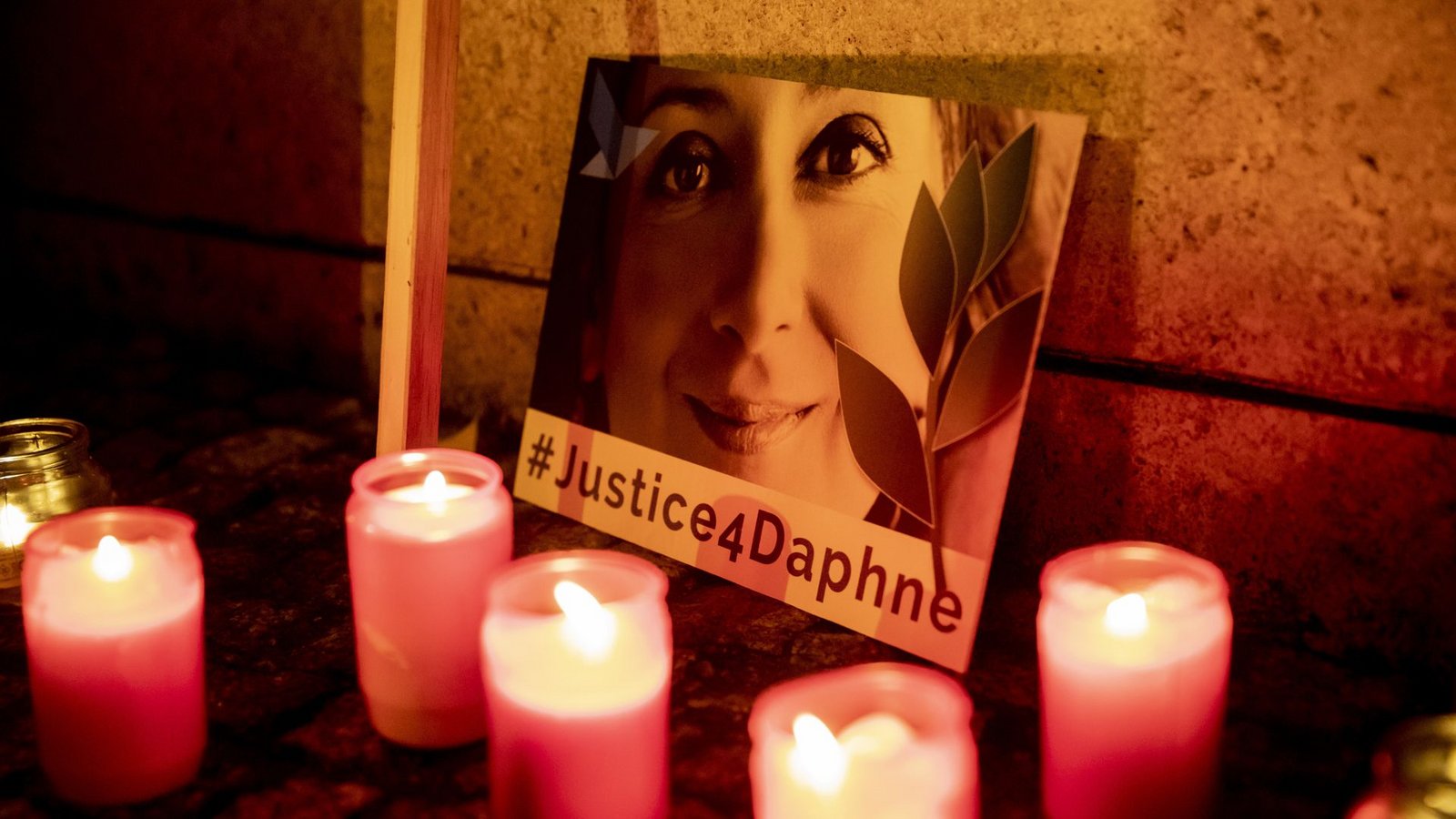 Ein Schild vor der maltesischen Botschaft erinnert  an die  ermordete maltesische Investigativjournalistin Daphne Caruana Galizia (Archivfoto).Foto: Christoph Soeder/dpa/Christoph Soeder