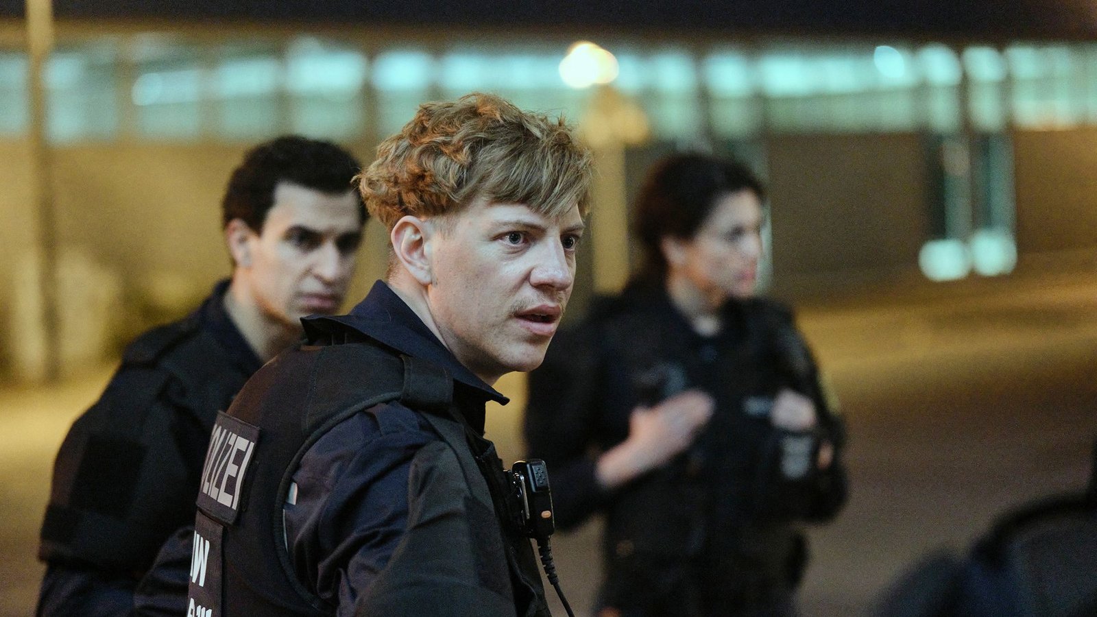 Jakub (Lasse Lehmann, Mitte) hat ein schlechtes Gewissen und will keine falschen Angaben machen.Foto: SWR/Benoît Linder