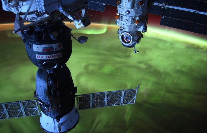 Intensive Polarlichter, wie hier von der Raumstation ISS aus fotografiert, würden bei einem Super-Sonnensturm bis in tropischen Breiten reichen.<span class='image-autor'>Foto: © ESA/NASA, T. Pesquet</span>
