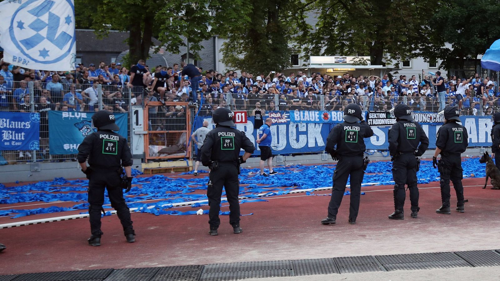 Auch bei den Spielen des Oberligisten Stuttgarter Kickers ist Polizeipräsenz gegeben – hier beim Aufstiegsspiel am 14. Juni in Trier.Foto: Imago/l/Robin Rudel
