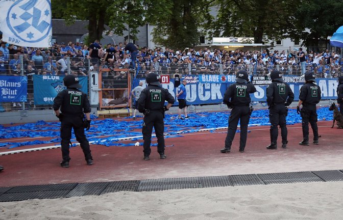 Auch bei den Spielen des Oberligisten Stuttgarter Kickers ist Polizeipräsenz gegeben – hier beim Aufstiegsspiel am 14. Juni in Trier.<span class='image-autor'>Foto: Imago/l/Robin Rudel</span>