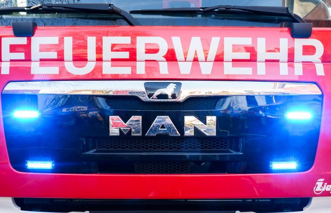 Peinliche Panne bei der Feuerwehr in Netphen: Dort wurde ein neues Gerätehaus so niedrig gebaut, dass die Wagen nicht hineinpassen. (Symbolbild)<span class='image-autor'>Foto: Julian Stratenschulte/dpa</span>
