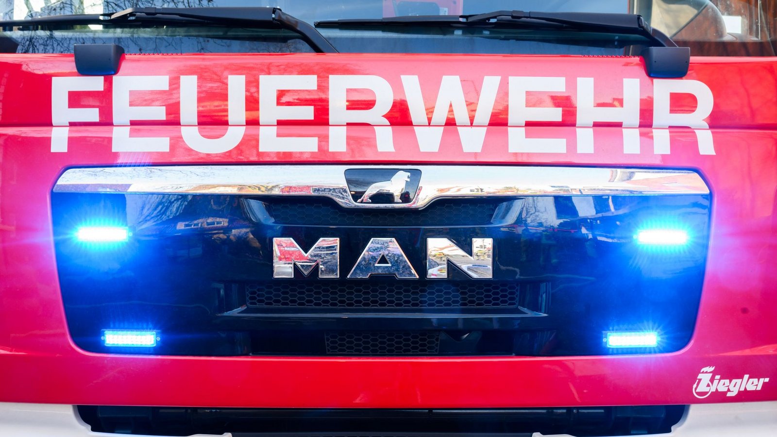 Peinliche Panne bei der Feuerwehr in Netphen: Dort wurde ein neues Gerätehaus so niedrig gebaut, dass die Wagen nicht hineinpassen. (Symbolbild)Foto: Julian Stratenschulte/dpa