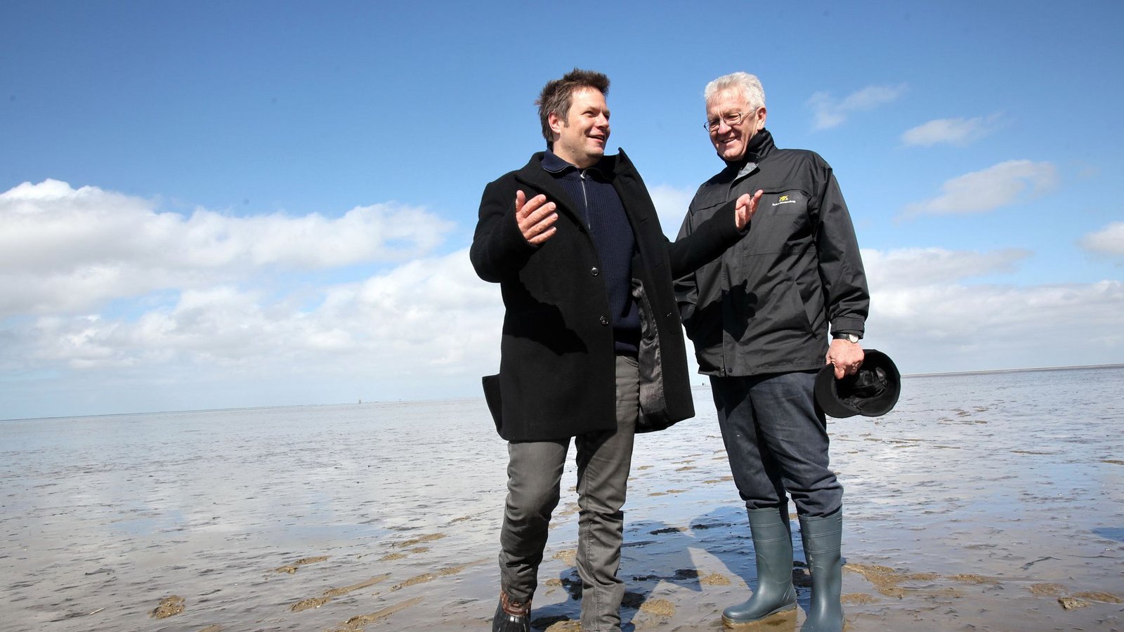 Winfried Kretschmann (rechts) und Robert Habeck: Der “Politiker des Und“  feiert mit seinem ontologischen  Deuter im Wattenmeer das nichtende  Nichts.Foto: picture alliance / dpa/Bodo Marks