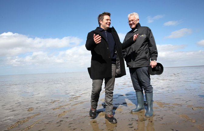 Winfried Kretschmann (rechts) und Robert Habeck: Der “Politiker des Und“  feiert mit seinem ontologischen  Deuter im Wattenmeer das nichtende  Nichts.<span class='image-autor'>Foto: picture alliance / dpa/Bodo Marks</span>