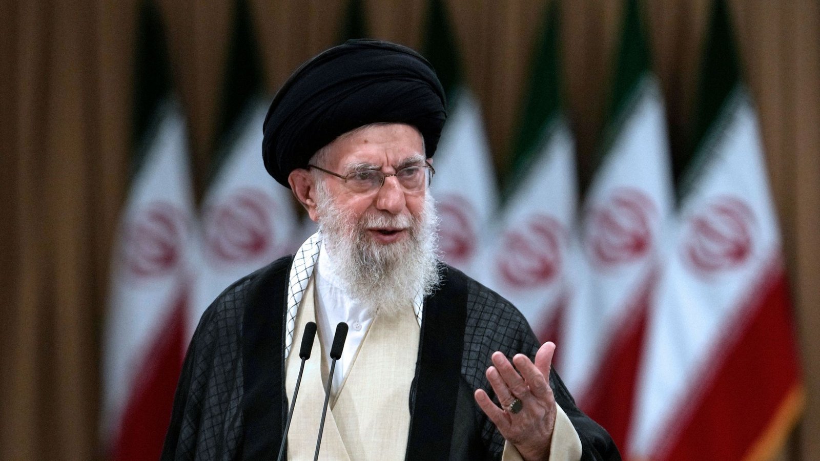 Ayatollah Chamenei bleibt trotz US-Drohungen unbeeindruckt (Symbolfoto).Foto: Vahid Salemi/AP/dpa/Vahid Salemi Ayatollah Chamenei bleibt trotz US-Drohungen unbeeindruckt (Symbolfoto).Foto: Vahid Salemi/AP/dpa/Vahid Salemi