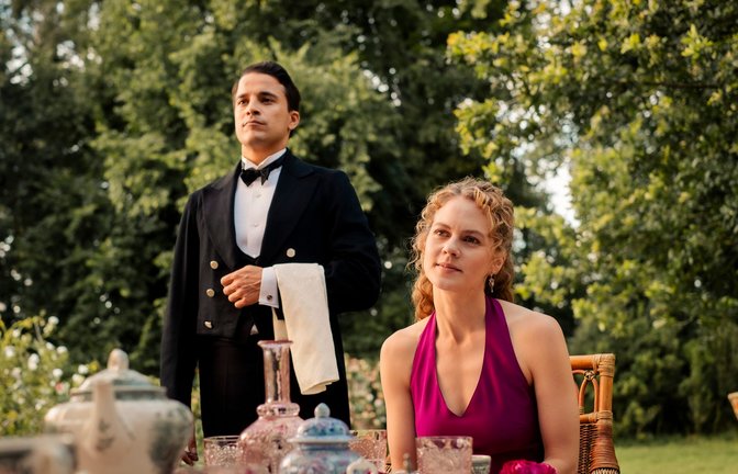 Die Prime-Video-Serie will die Vorgeschichte von Miss Sophie und Butler James erzählen.<span class='image-autor'>Foto: Amazon MGM Studios</span>