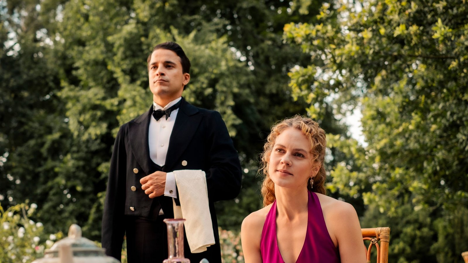 Die Prime-Video-Serie will die Vorgeschichte von Miss Sophie und Butler James erzählen.Foto: Amazon MGM Studios Die Prime-Video-Serie will die Vorgeschichte von Miss Sophie und Butler James erzählen.Foto: Amazon MGM Studios