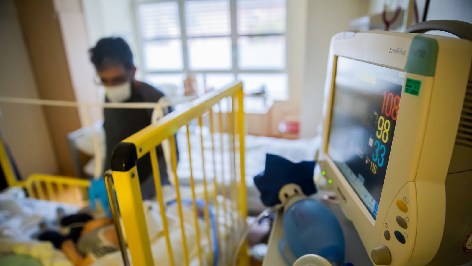 Nicht nur in den Kinderkliniken, in allen Bereichen ist die Lage in den Krankenhäusern äußerst angespannt.Foto: dpa/Christoph Soeder Nicht nur in den Kinderkliniken, in allen Bereichen ist die Lage in den Krankenhäusern äußerst angespannt.Foto: dpa/Christoph Soeder
