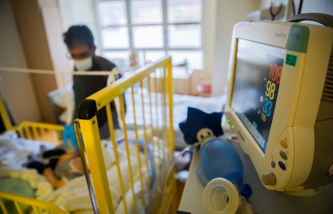 Nicht nur in den Kinderkliniken, in allen Bereichen ist die Lage in den Krankenhäusern äußerst angespannt.<span class='image-autor'>Foto: dpa/Christoph Soeder</span>