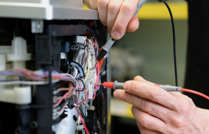 Die geplante Gesetzesänderung soll die Entscheidung für eine Reparatur und gegen den Neukauf erleichtern. (Symbolbild)<span class='image-autor'>Foto: Sebastian Willnow/dpa</span>