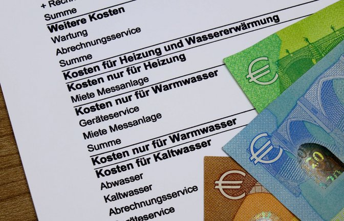 Die Nebenkostenabrechnung kann Mieter in diesen Zeiten erschrecken. Umso wichtiger ist es, sie genau zu prüfen.<span class='image-autor'>Foto: imago/Steinach</span>