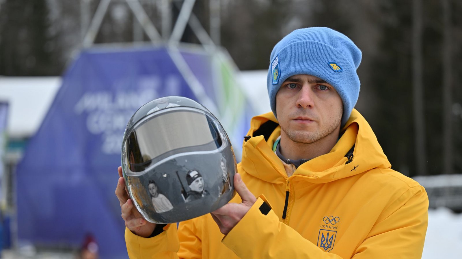 Wladislaw Heraskewytsch mit dem Helm, der nun seinen Start in Cortina d’Ampezzo verhindert hat.Foto: Robert Michael/dpa Wladislaw Heraskewytsch mit dem Helm, der nun seinen Start in Cortina d’Ampezzo verhindert hat.Foto: Robert Michael/dpa