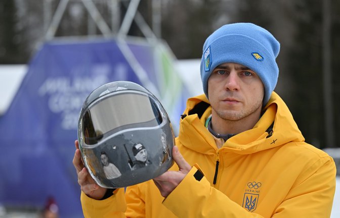 Wladislaw Heraskewytsch mit dem Helm, der nun seinen Start in Cortina d’Ampezzo verhindert hat.<span class='image-autor'>Foto: Robert Michael/dpa</span>