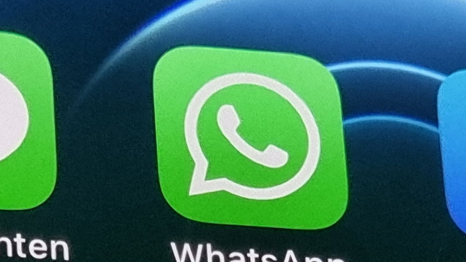 Die Auswahl an Emojis in Whatsapp wird größer.Foto: dpa/Christoph Dernbach