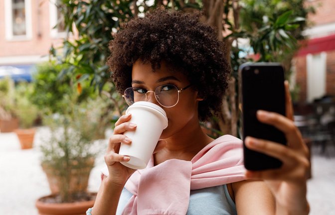 Der Coffee-to-go-Becher ist auch ein beliebtes Utensil für Influencerinnen – aber das Plastik setzt einen bedenklichen Prozess im Körper in Gang.<span class='image-autor'>Foto: imago/Artem Varnitsin</span>