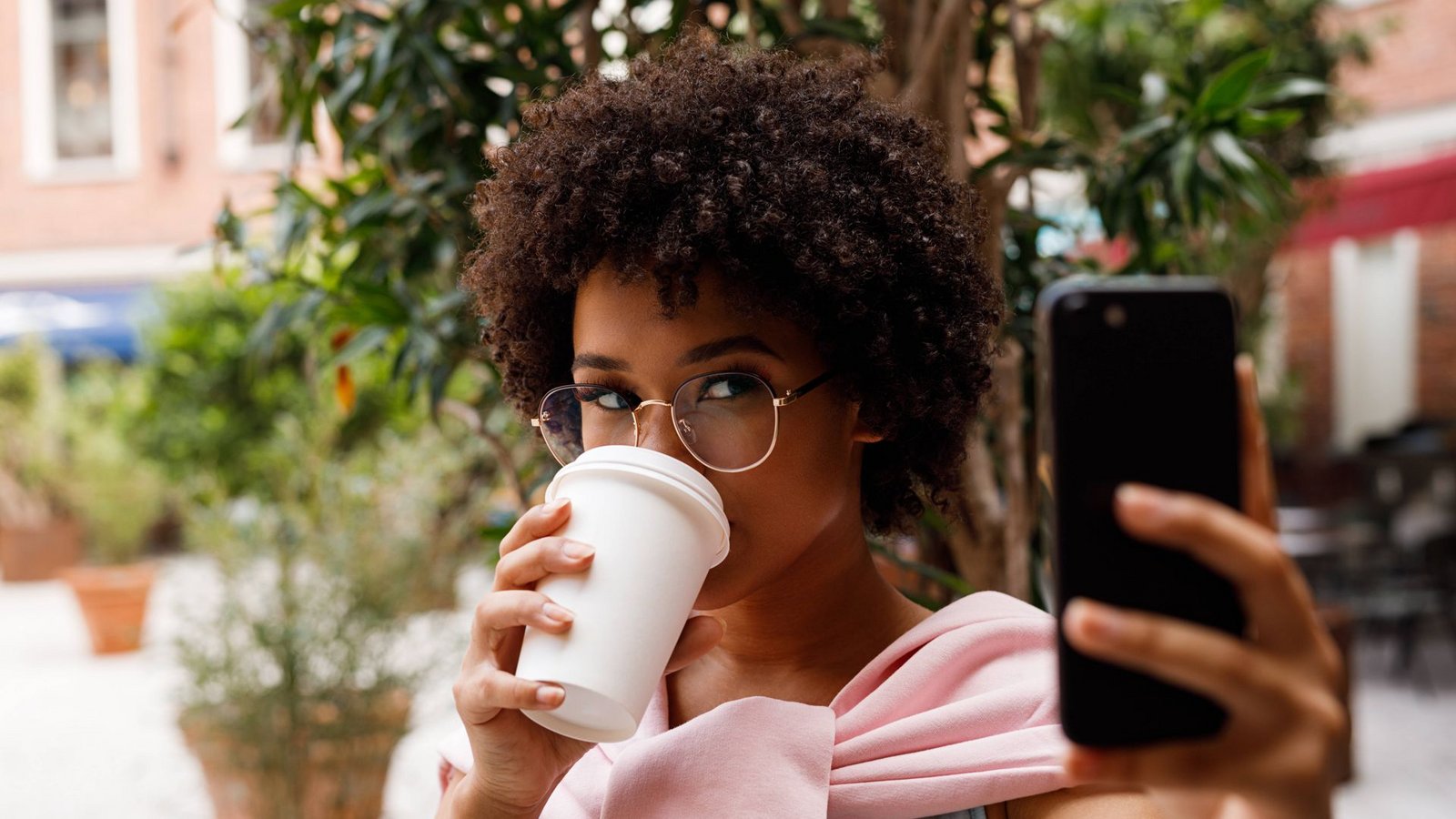 Der Coffee-to-go-Becher ist auch ein beliebtes Utensil für Influencerinnen – aber das Plastik setzt einen bedenklichen Prozess im Körper in Gang.Foto: imago/Artem Varnitsin Der Coffee-to-go-Becher ist auch ein beliebtes Utensil für Influencerinnen – aber das Plastik setzt einen bedenklichen Prozess im Körper in Gang.Foto: imago/Artem Varnitsin