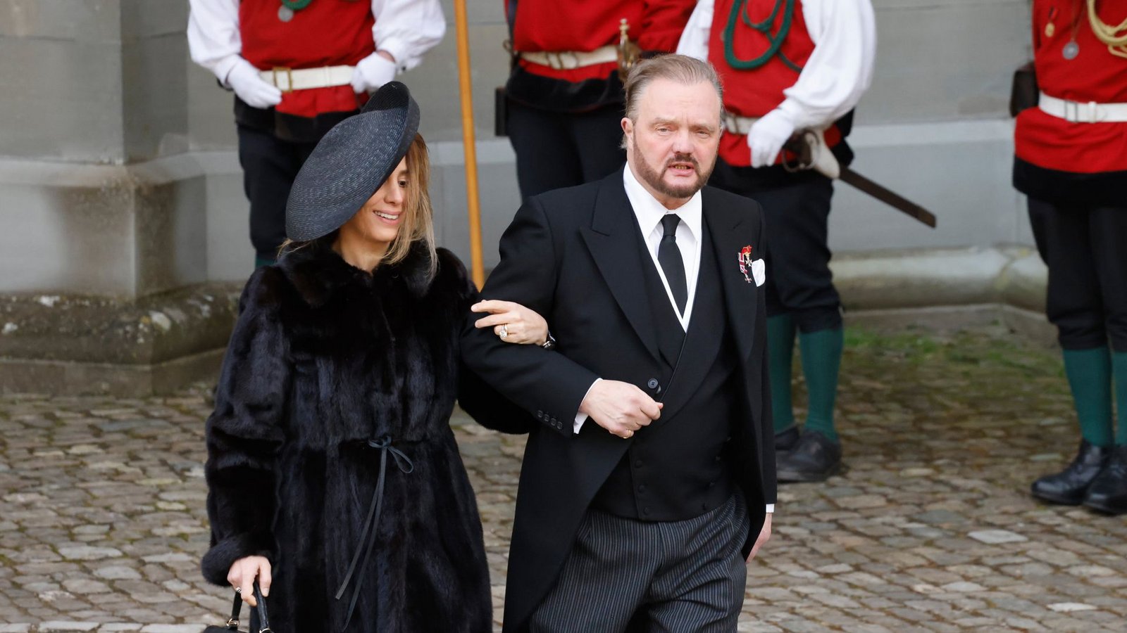 Alexander Fürst zu Schaumburg-Lippe und seine Frau MahkamehFoto: dpa/Philipp von Ditfurth Alexander Fürst zu Schaumburg-Lippe und seine Frau MahkamehFoto: dpa/Philipp von Ditfurth