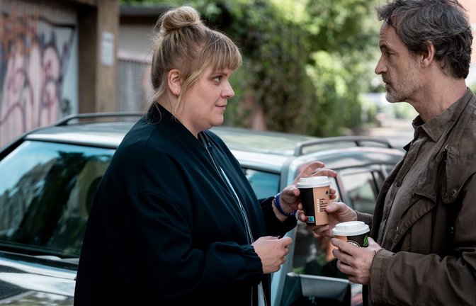 Peter Faber (Jörg Hartmann, r) wartet auf Rosa Herzog (Stefanie Reinsperger, l) mit einem Kaffee vor ihrer Wohnung.<span class='image-autor'>Foto: WDR/Thomas Kost</span>