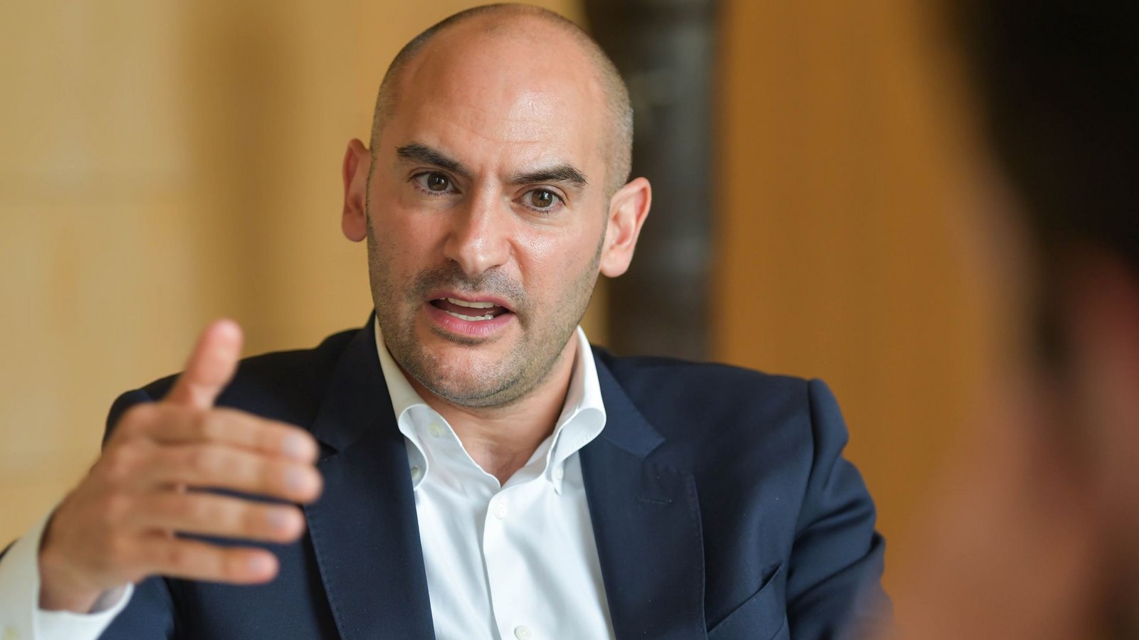 Finanzminister Danyal Bayaz im Gespräch: „Auch ich kenne Leute, die Erdoğan-Anhänger sind.“Foto: LICHTGUT/Max Kovalenko Finanzminister Danyal Bayaz im Gespräch: „Auch ich kenne Leute, die Erdoğan-Anhänger sind.“Foto: LICHTGUT/Max Kovalenko