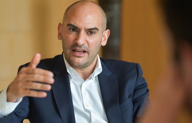 Finanzminister Danyal Bayaz im Gespräch: „Auch ich kenne Leute, die Erdoğan-Anhänger sind.“<span class='image-autor'>Foto: LICHTGUT/Max Kovalenko</span>