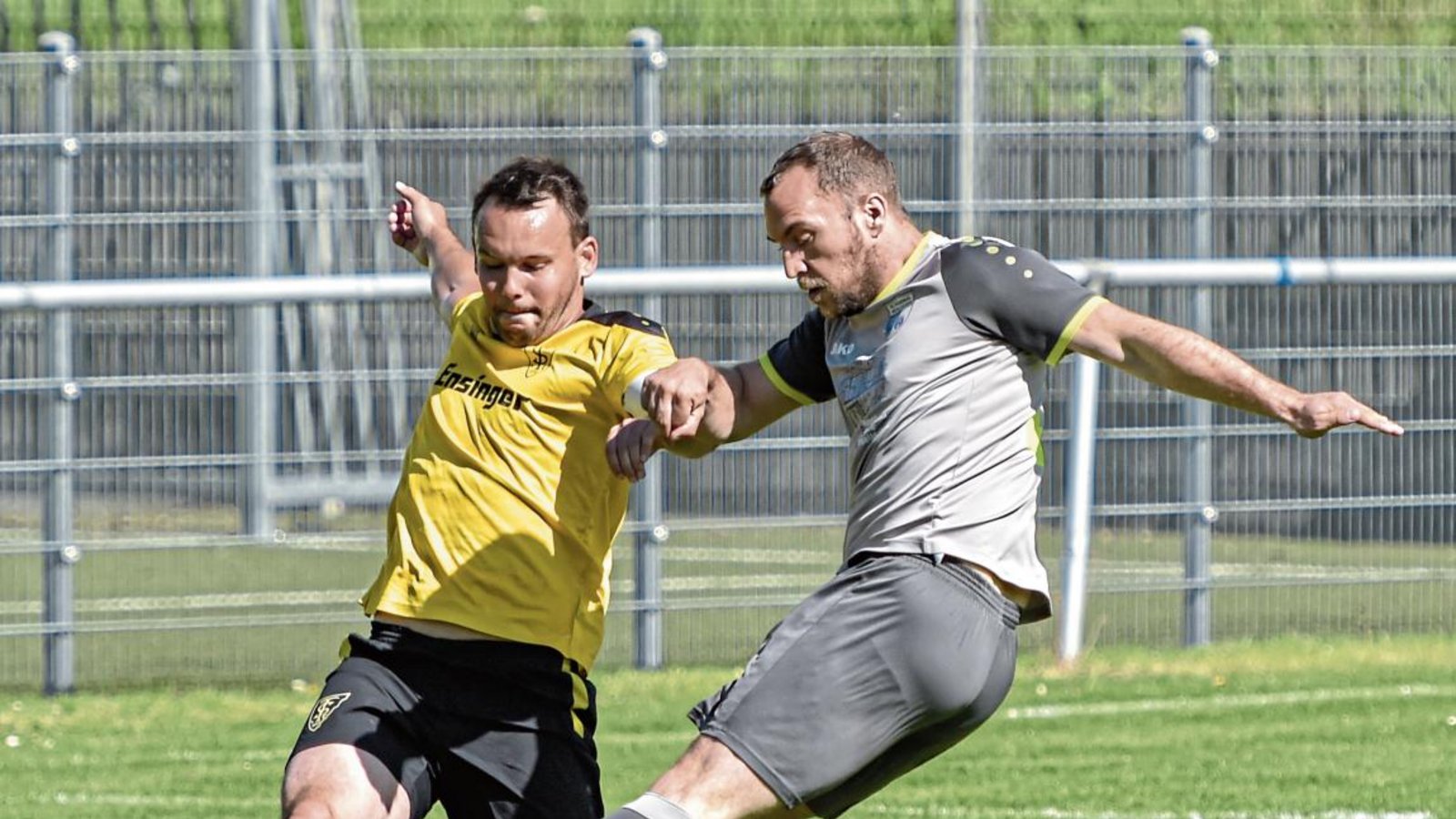 Ensingens Jens Fischer (links) gelingt es zwar, den Schuss von Steffen Magdalinski zu blocken, doch die SGM gewinnt trotzdem mit 3:0.  Foto: Leitner