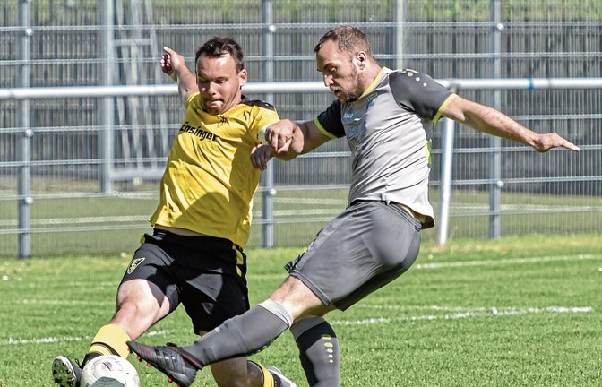 Ensingens Jens Fischer (links) gelingt es zwar, den Schuss von Steffen Magdalinski zu blocken, doch die SGM gewinnt trotzdem mit 3:0.  Foto: Leitner