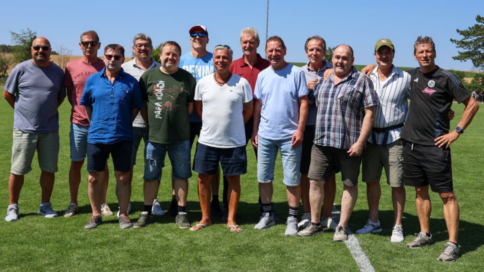 Thomas Oberdorfer gehörte zur Meistermannschaft 1993 des TV Darmsheim: Seine früheren Teamkollegen Claus Munz, Andreas Hämmerle, Volker Zellner, Andre Gauser, Michael Trünger, Jochen Renz, Oliver Anpeche, Jürgen Schuhmann, Siegfried Reichardt, Bernd Keller, Harald Büchle und Thomas Dietsche (v. li.) waren alle zum Benefizspiel für ihn auf den Darmsheimer Eichelberg gekommen.Eibner/Noah Schubert