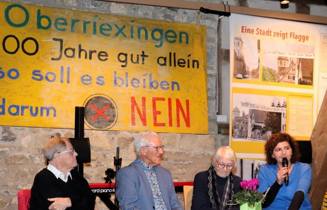 VKZ-Redaktionsleiterin Dorothee Kauer spricht mit Grete Werner-Wesner, Willi Baur und Dieter Stahl (von rechts) über die Zeit, in der Oberriexingen um seine Eigenständigkeit kämpfte – und das mit den unterschiedlichsten Mitteln.  <span class='image-autor'>Foto: Gergen</span>