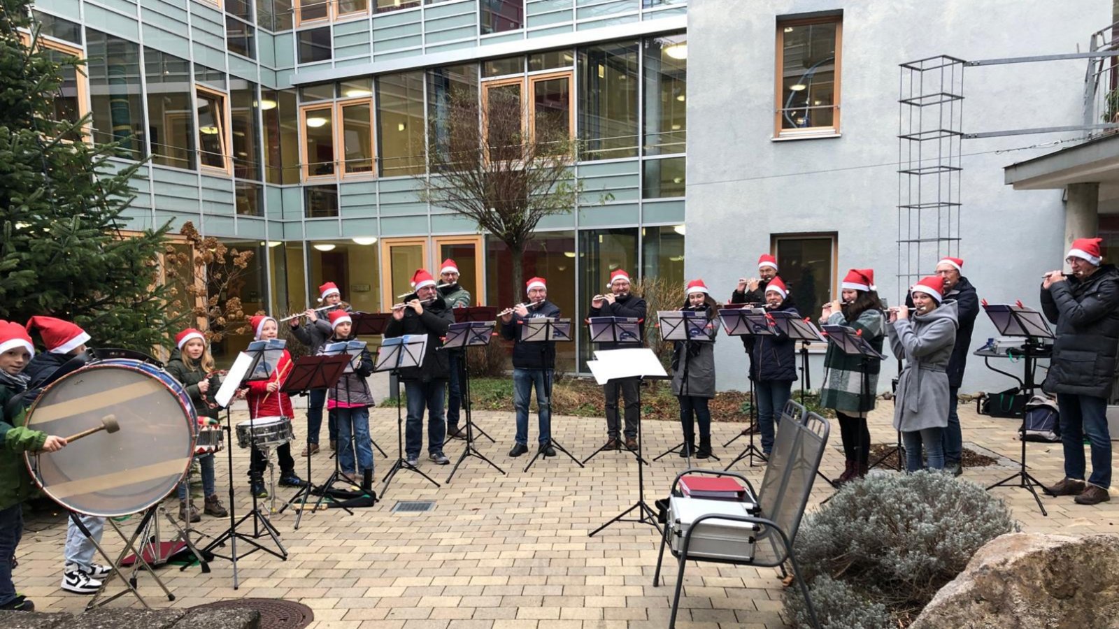 Weihnachtliches Ständchen: Der Spielmannszug Roßwag hat mit seinen Nachwuchsspielleuten erstmals die Bewohnerinnen und Bewohner im Vaihinger Karl-Gerok-Stift mit Adventsliedern erfreut.  Foto: Gayer
