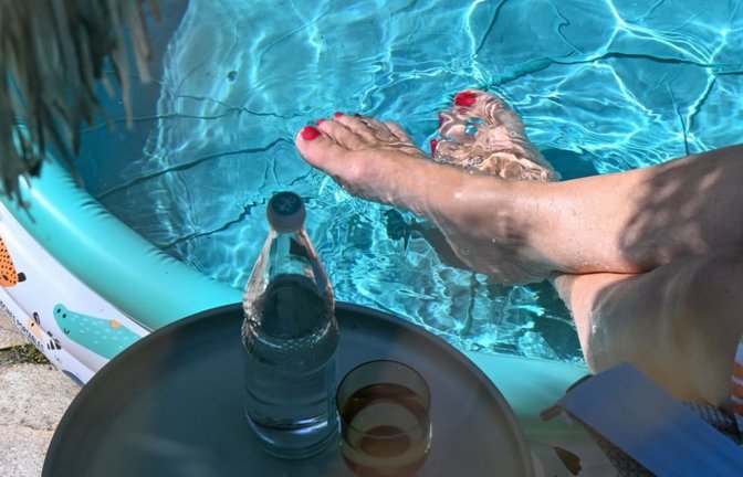 Kein Wasser mehr für den Pool heißt es in München. (Symbolbild)<span class='image-autor'>Bernd Weißbrod/dpa</span>