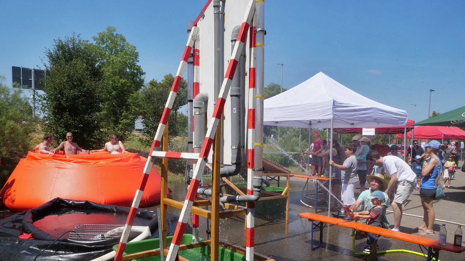 Beliebt: die „Cooling Area“ mit Wasserspielen und Pool.