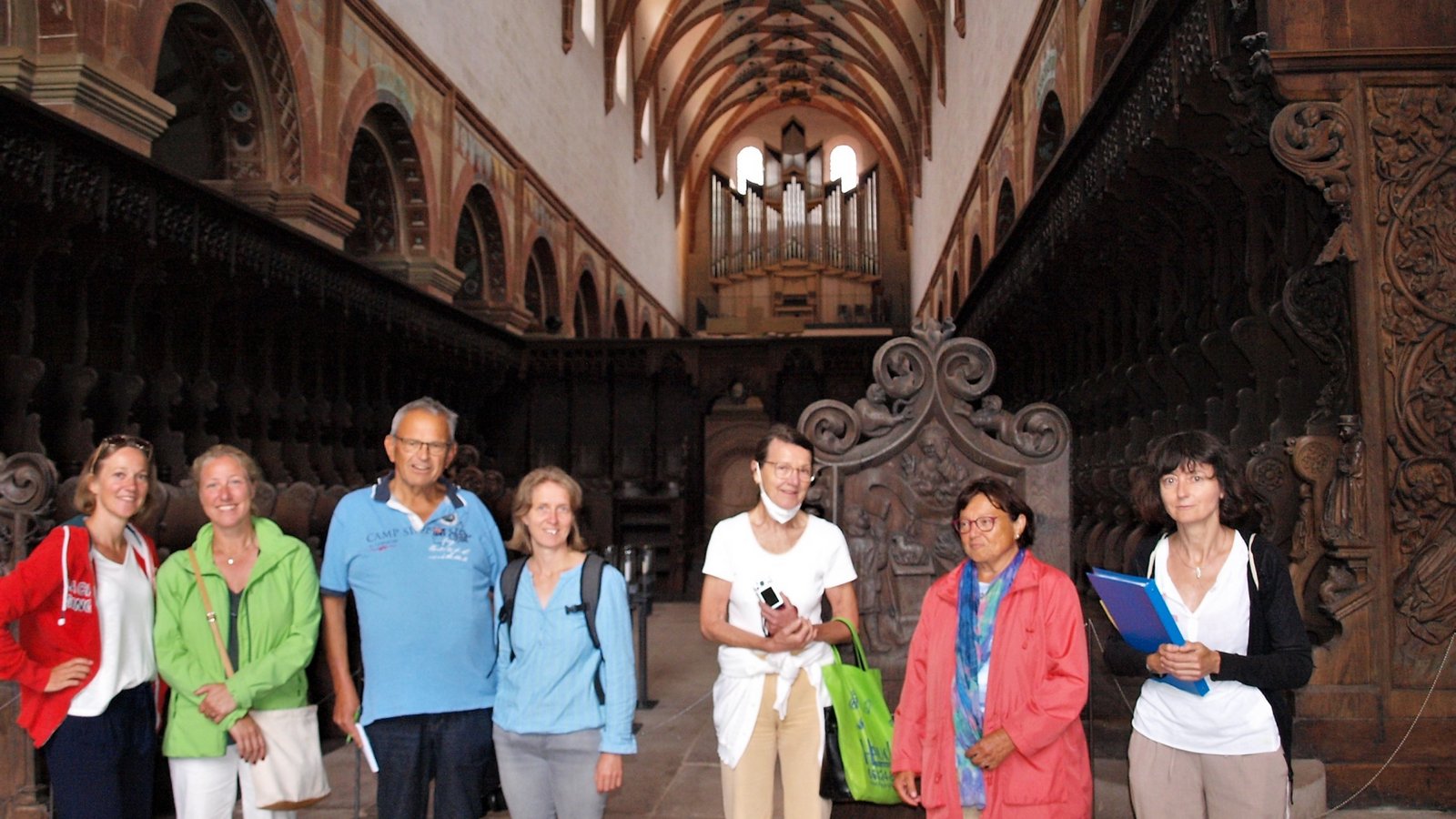 Den Teilnehmern hat die Führung in so kleiner Gruppe sehr gut gefallen. Sonja Hagenlocher (rechts) erklärte das Deckengewölbe, die Orgelempore und das Kirchengestühl. Foto: Filitz Den Teilnehmern hat die Führung in so kleiner Gruppe sehr gut gefallen. Sonja Hagenlocher (rechts) erklärte das Deckengewölbe, die Orgelempore und das Kirchengestühl. Foto: Filitz