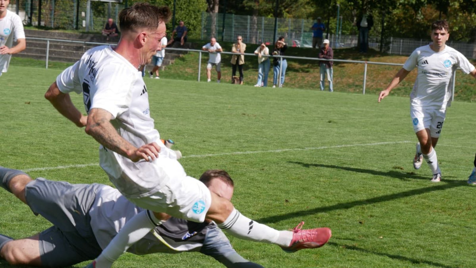 Ehningens Torhüter Paul Ulmer rettet hier gegen den dreifachen Torschützen Alexander Aschauer: Der TSV-Keeper verhinderte mit seinen Paraden eine noch höhere Niederlage.Harald Rommel Ehningens Torhüter Paul Ulmer rettet hier gegen den dreifachen Torschützen Alexander Aschauer: Der TSV-Keeper verhinderte mit seinen Paraden eine noch höhere Niederlage.Harald Rommel
