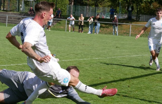 Ehningens Torhüter Paul Ulmer rettet hier gegen den dreifachen Torschützen Alexander Aschauer: Der TSV-Keeper verhinderte mit seinen Paraden eine noch höhere Niederlage.<span class='image-autor'>Harald Rommel</span>