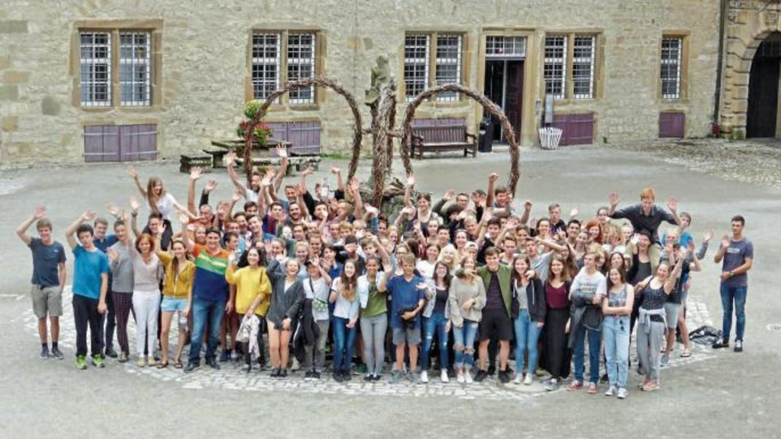 Die Oberstufe der Freien Waldorfschule Vaihingen schickt Grüße aus Schloss Weikersheim. Dort probten die Schüler in der Musikakademie in Chor, Orchester und Band. Heute (30. Juni) findet das Konzert um 20 Uhr im großen Saal in der Waldorfschule in der Steinbeisstraße statt. Foto: p Die Oberstufe der Freien Waldorfschule Vaihingen schickt Grüße aus Schloss Weikersheim. Dort probten die Schüler in der Musikakademie in Chor, Orchester und Band. Heute (30. Juni) findet das Konzert um 20 Uhr im großen Saal in der Waldorfschule in der Steinbeisstraße statt. Foto: p
