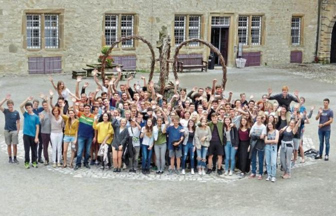 Die Oberstufe der Freien Waldorfschule Vaihingen schickt Grüße aus Schloss Weikersheim. Dort probten die Schüler in der Musikakademie in Chor, Orchester und Band. Heute (30. Juni) findet das Konzert um 20 Uhr im großen Saal in der Waldorfschule in der Steinbeisstraße statt. Foto: p