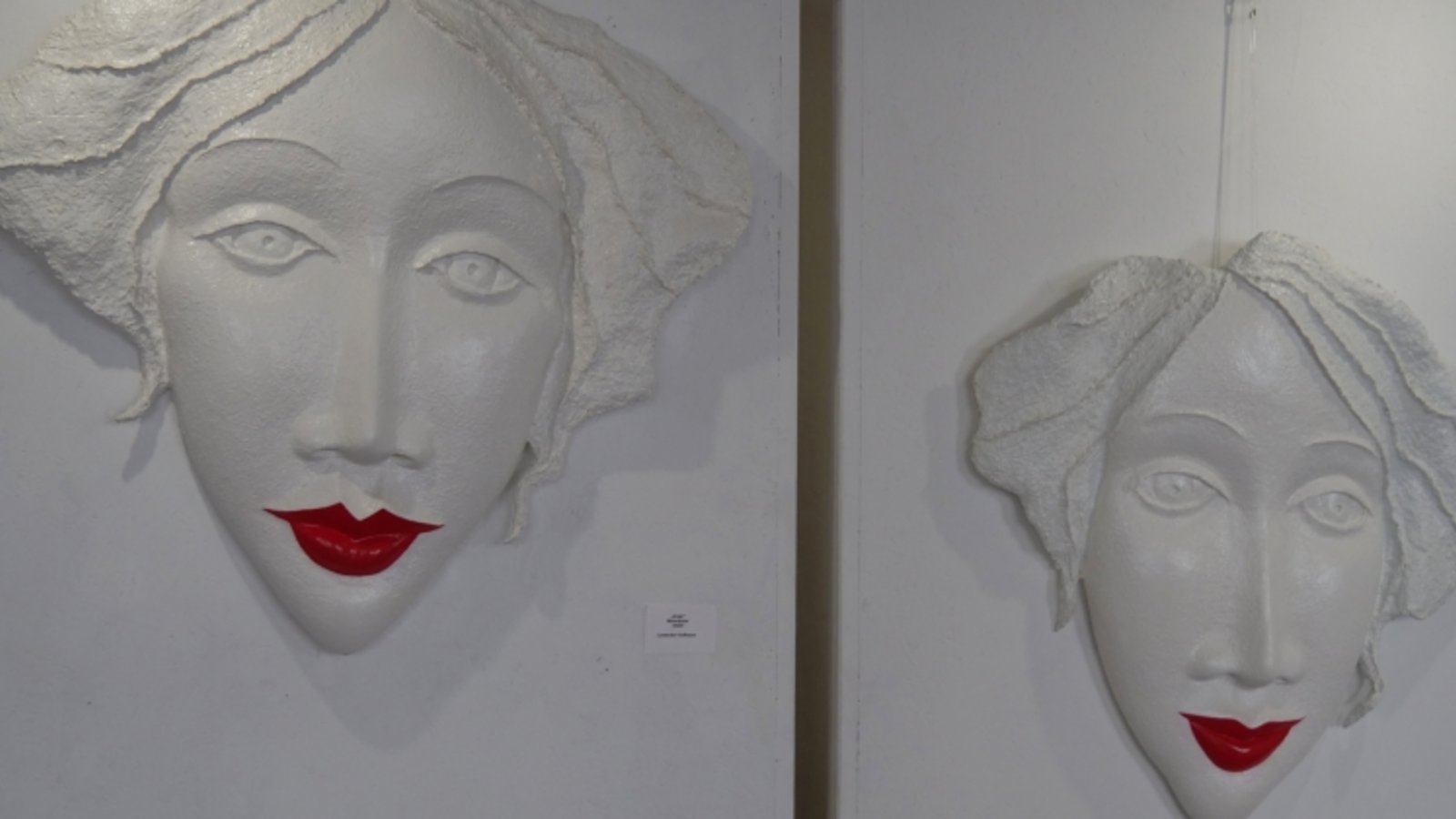 Ganz in weiß, mit roten Lippen als Kontrast: so präsentieren sich die beiden Köpfe, die Veronika Lausecker-Hoffmann geschaffen hat.