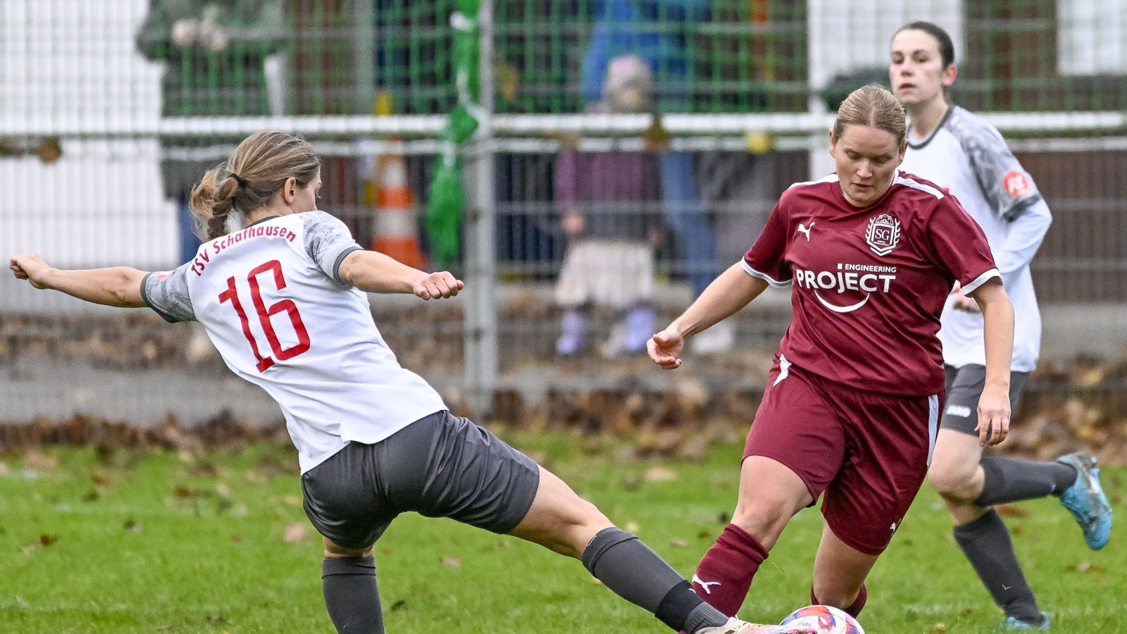 Teresa Stahuber (rechts) ist mit der SGM Roßwag/Großglattbach/Bissingen gegen den SV Salamander Kornwestheim chancenlos gewesen. Durch die Niederlage fällt die Spielgemeinschaft auf Rang sieben zurück. Archivfoto: Leitner