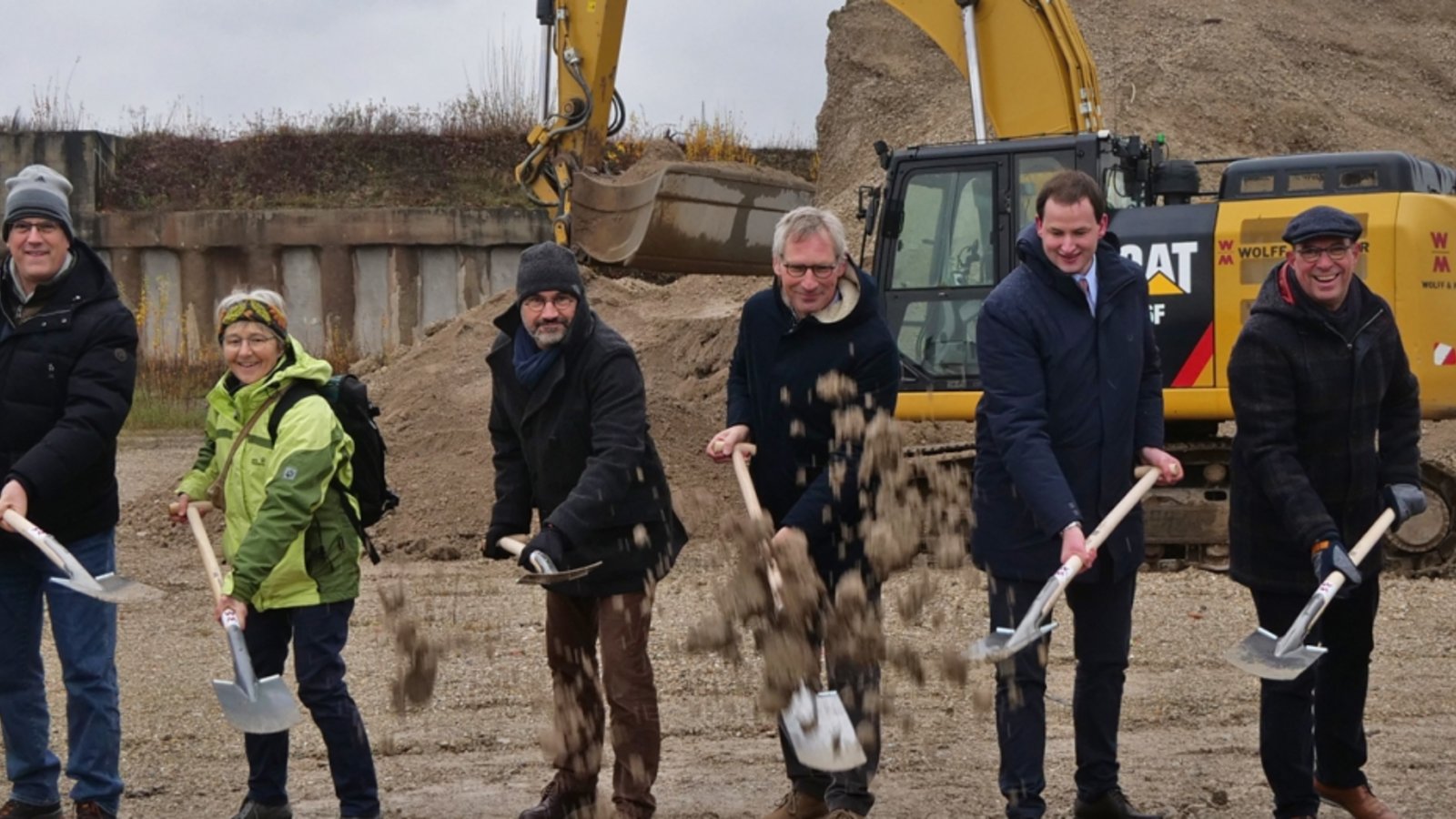 Spatenstich erfolgt: Jetzt kann es auf dem alten Ziegelei-Gelände losgehen.  Foto: Friedrich