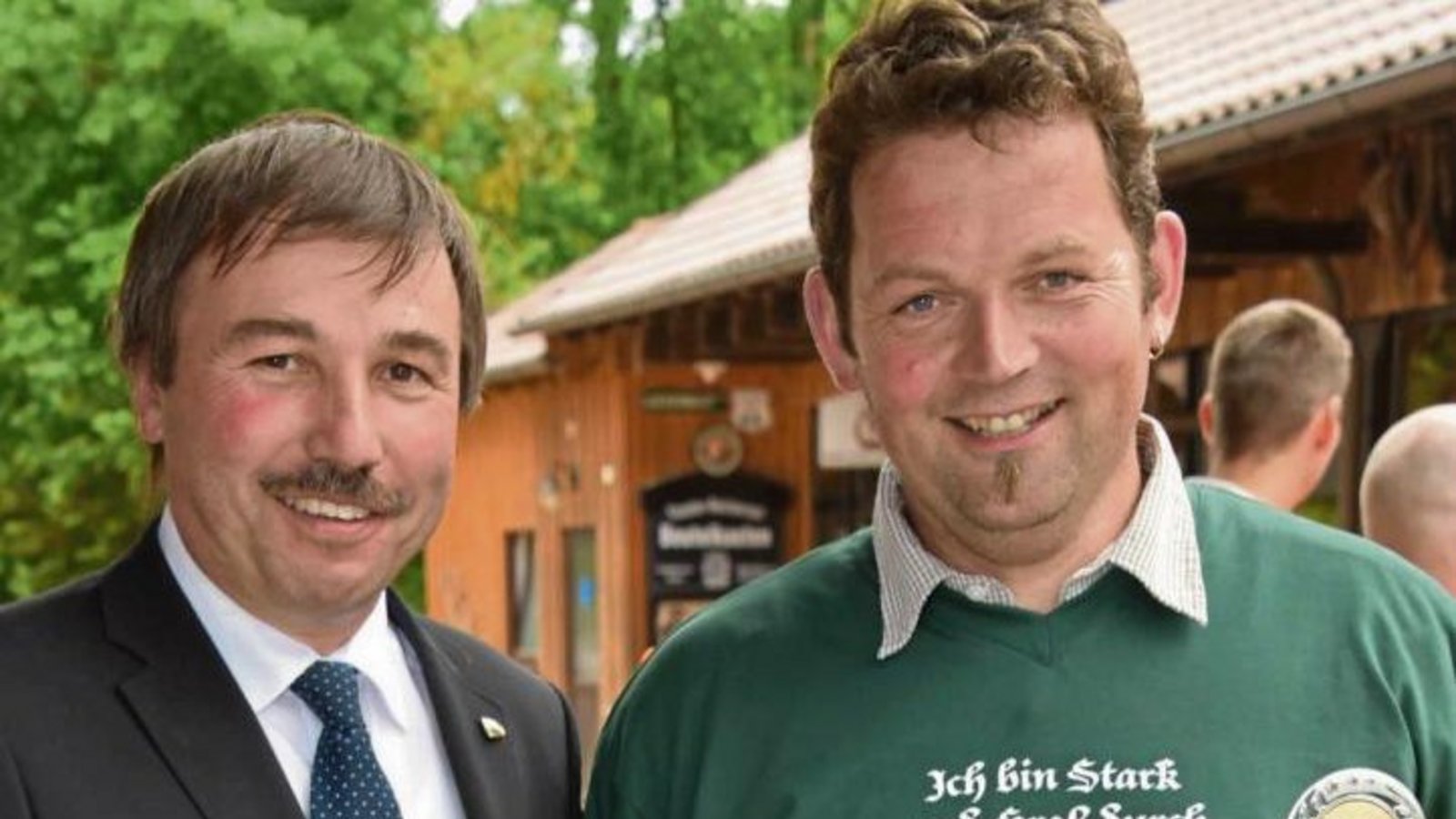 Landtagsabgeordneter Epple gratuliert dem Sieger Andreas Weigel (rechts). Fotos: p Landtagsabgeordneter Epple gratuliert dem Sieger Andreas Weigel (rechts). Fotos: p