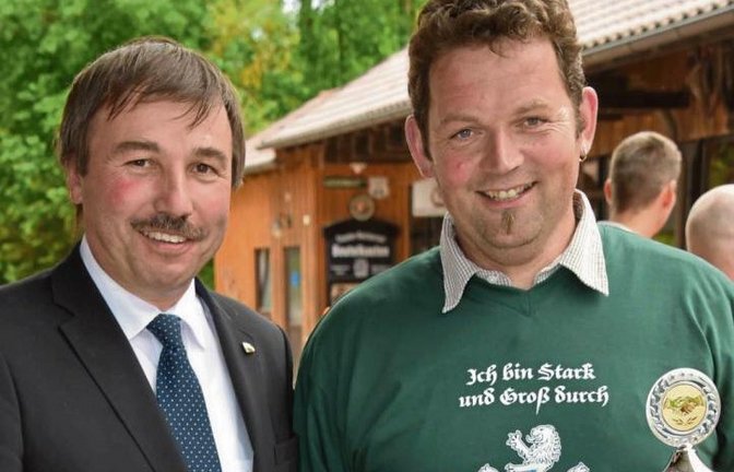 Landtagsabgeordneter Epple gratuliert dem Sieger Andreas Weigel (rechts).  Fotos: p