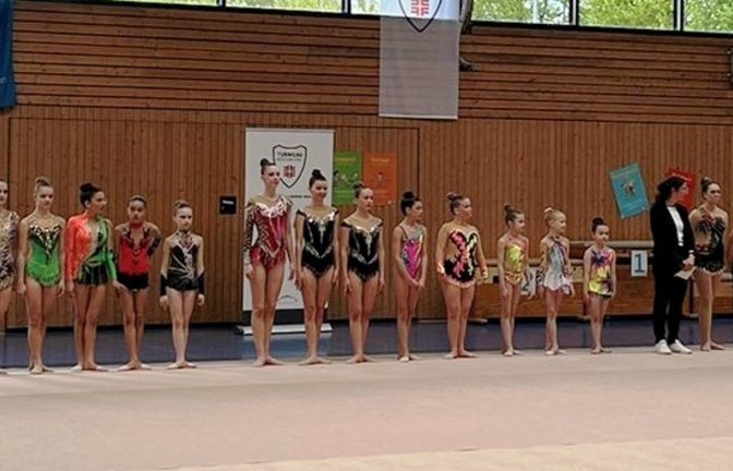 Zahlreiche Gymnastinnen finden sich in der Sport- und Kulturhalle ein.  <span class='image-autor'>Foto: privat</span>