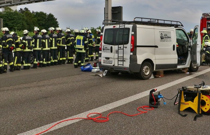 Feuerwehrleute schirmen die Unfallstelle gegen Gaffer ab.   <span class='image-autor'>Foto: KS-Images.de/Andreas Rometsch</span>