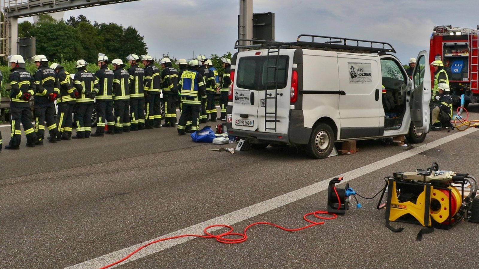 Feuerwehrleute schirmen die Unfallstelle gegen Gaffer ab. Foto: KS-Images.de/Andreas Rometsch Feuerwehrleute schirmen die Unfallstelle gegen Gaffer ab. Foto: KS-Images.de/Andreas Rometsch