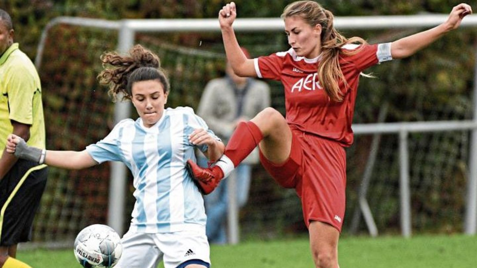 Etwas nach gefährlichen Spiel sieht es aus, wie Horrheims Kerstin Englert den Ball gegen Oßweils Lisa Holzer erobert. Foto: Leitner Etwas nach gefährlichen Spiel sieht es aus, wie Horrheims Kerstin Englert den Ball gegen Oßweils Lisa Holzer erobert. Foto: Leitner